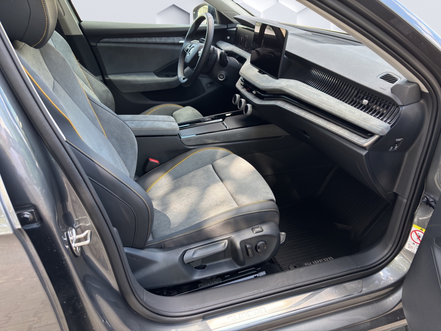 Superb Combi Selection 1.5 TSI 110KW DSG DCC AHZV Matrix-LED PDC Navi Rückfahrkamera