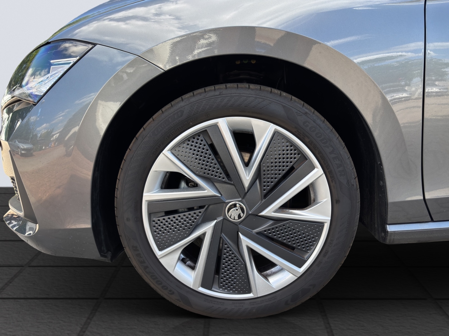 Superb Combi Selection 1.5 TSI 110KW DSG DCC AHZV Matrix-LED PDC Navi Rückfahrkamera