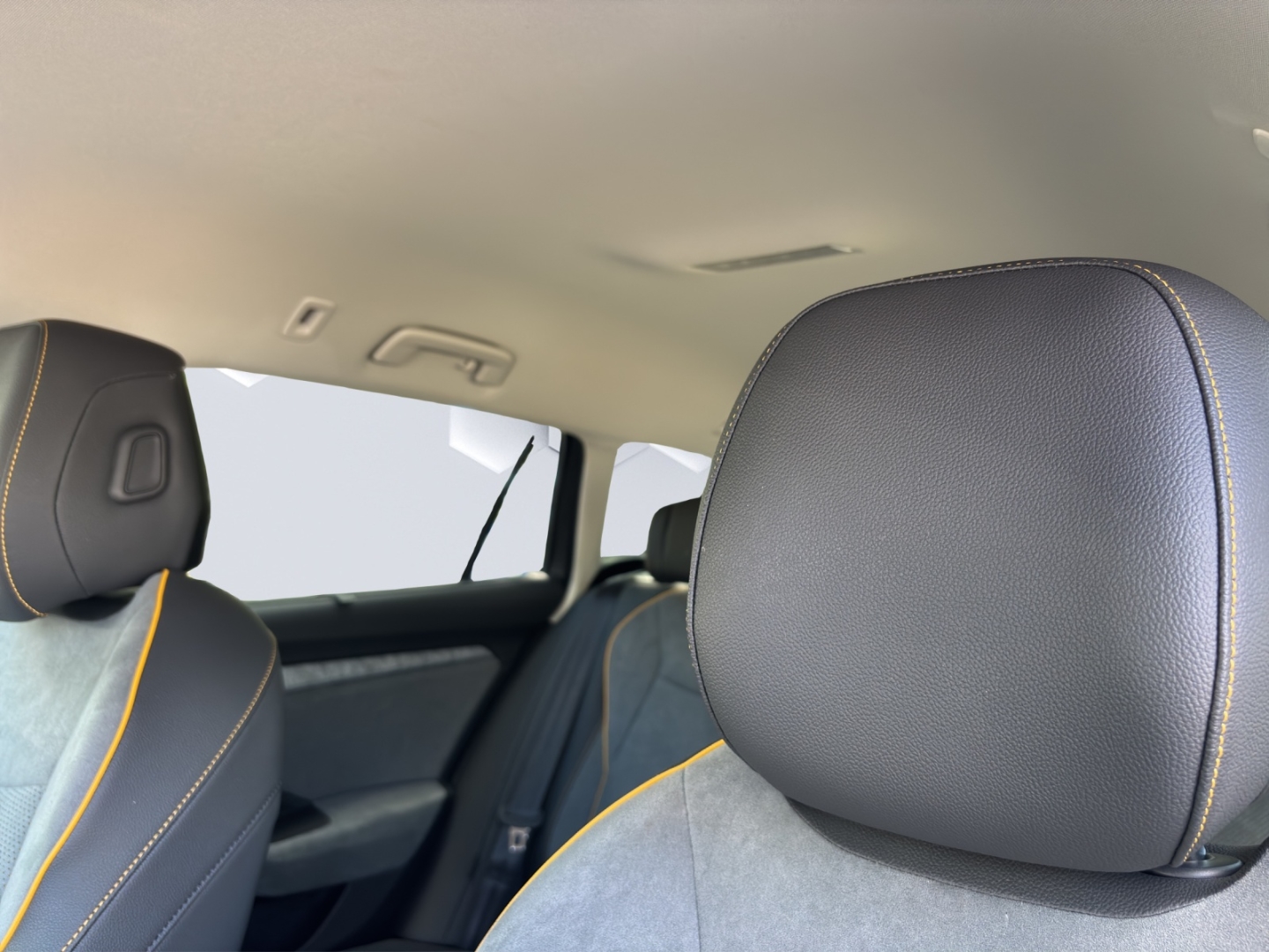 Superb Combi Selection 1.5 TSI 110KW DSG DCC AHZV Matrix-LED PDC Navi Rückfahrkamera