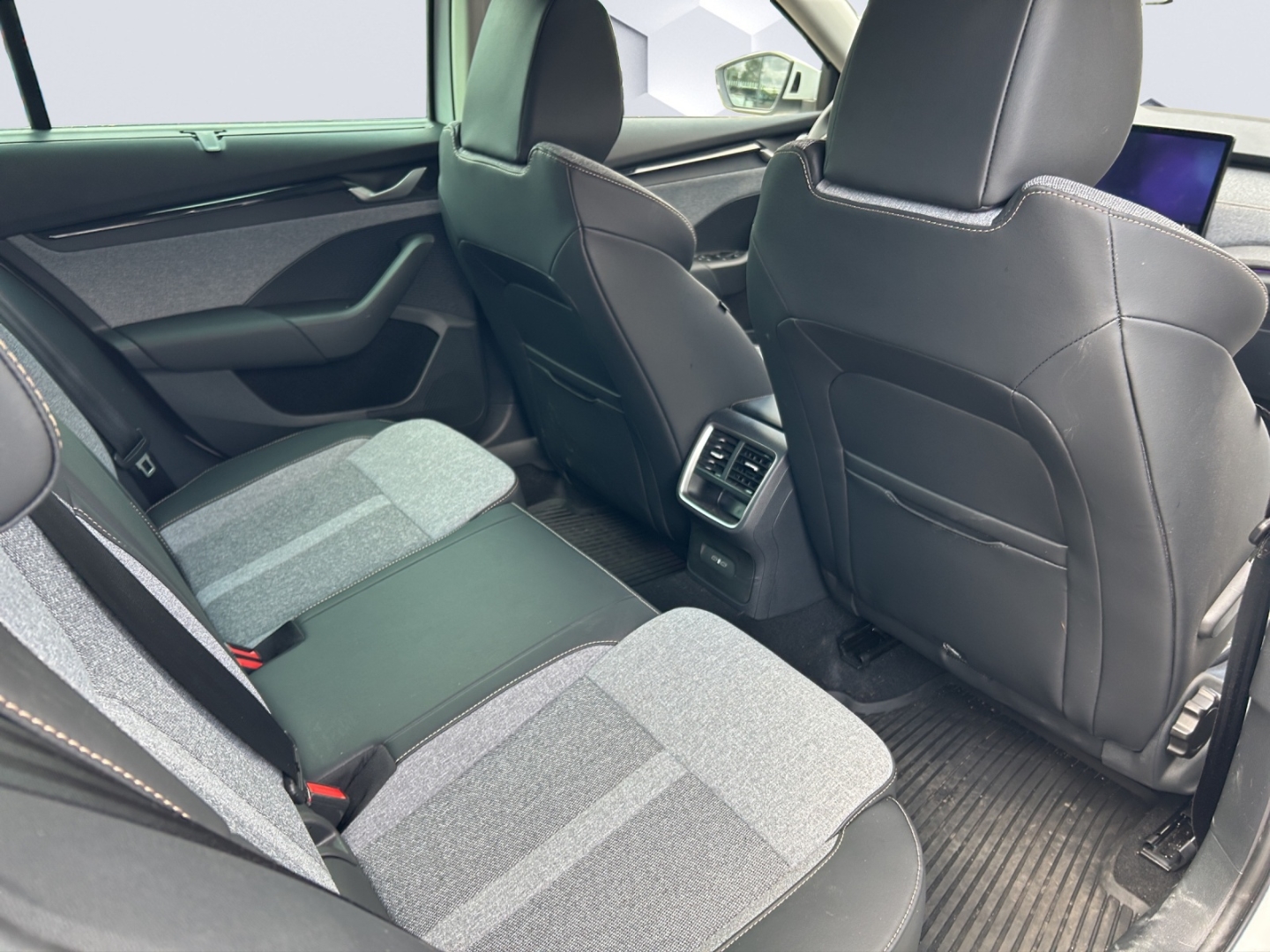 Octavia Combi 1.5 TSI mHEV DSG- Selection-Side Assist-beheizbares Lenkrad-verfügbar!