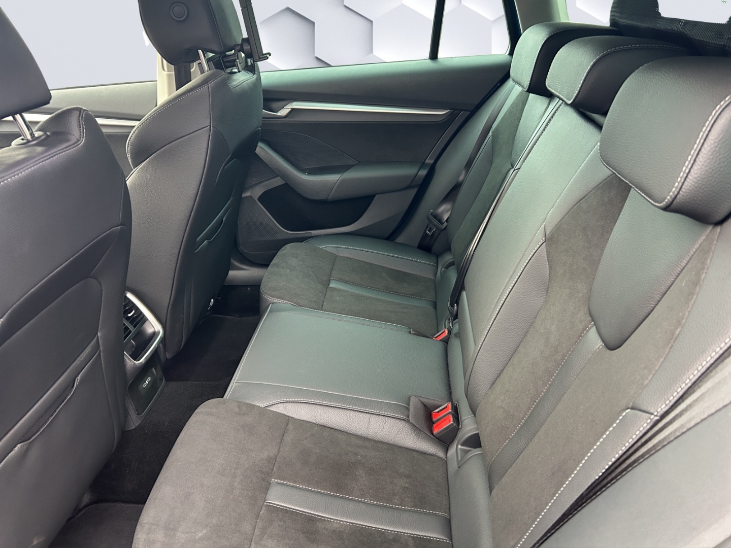 Octavia Combi 1.5 TSI mHEV 85kW Selection EU6e HUD AHK-klappbar Navi Digitales Cockpit