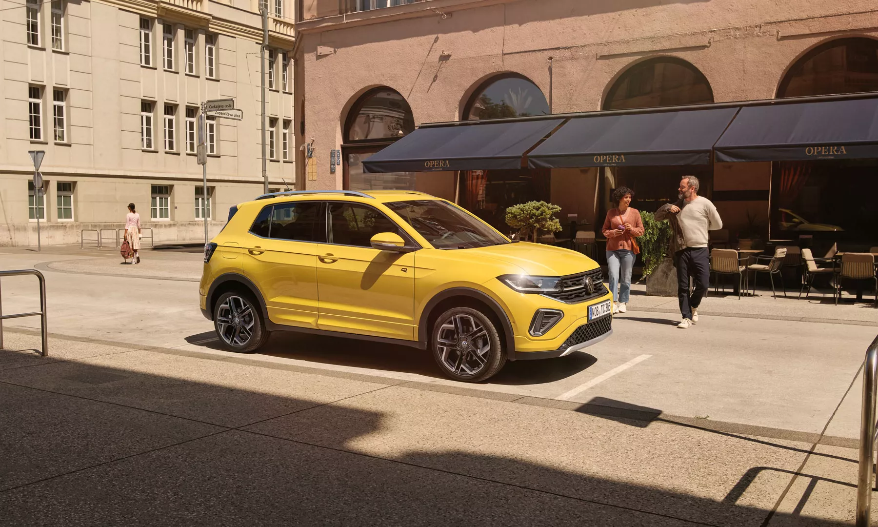 Volkswagen T-Cross in Grape Yellow in urbaner Umgebung